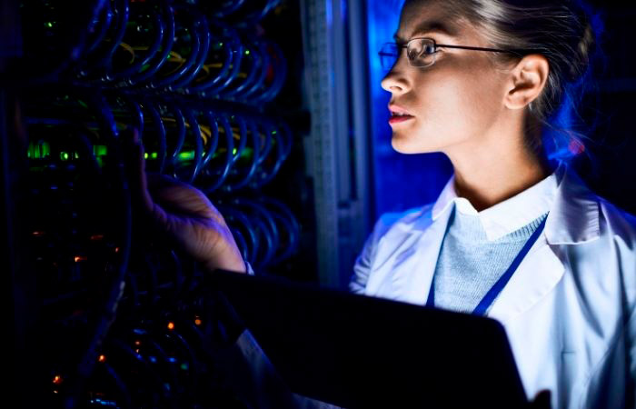 Mujer con profesión STEAM Mujeres con formación STEM. Ingeniera trabajando en un servidor.