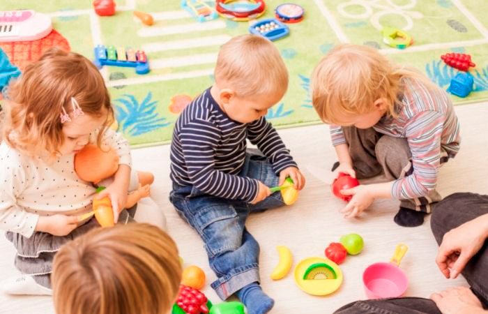 inclusión en la escuela infantil: niños jugando en el suelo