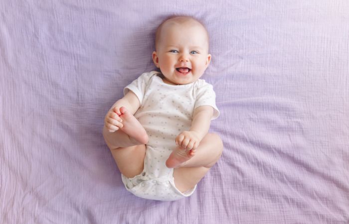 nombres exóticos de niñas para una bebé sonriente Nombres raros de niña
