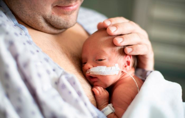 Método madre canguro: también los padres pueden practicarlo Método madre canguro practicado por el padre del bebé