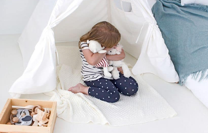 niña abrazando a unos peluches en su cuarto. Rincón de la calma