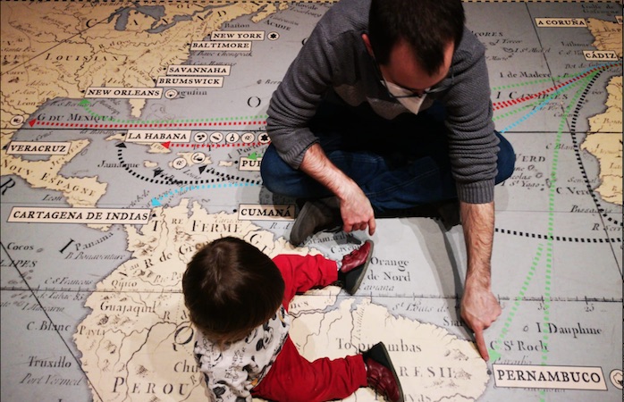 Aitor y el bebe planificando un viaje