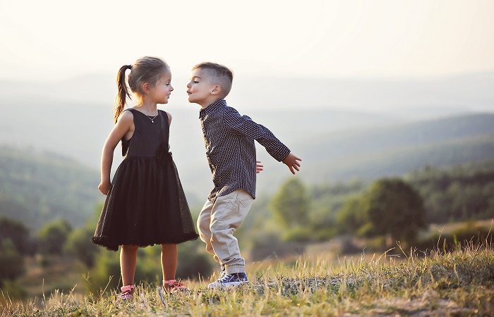 Besos-en-la-boca-entre-niños