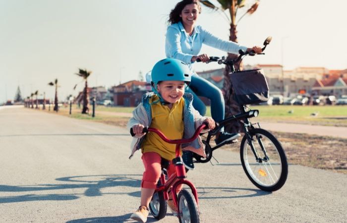 Madre de paseo en bici con su hijo Bicicletas sin pedales padres