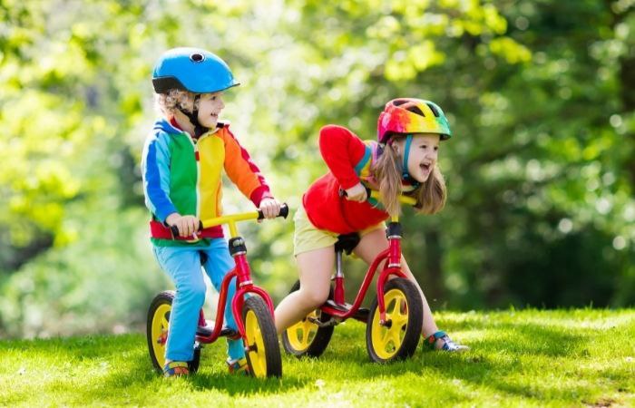 Dos niños se divierten montados en bicicletas sin pedales Bicicletas sin pedales España