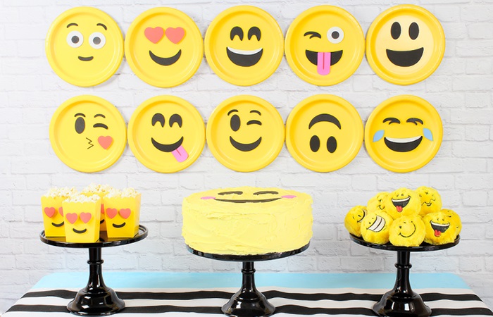 Fiesta de emoticonos Platos y dulces decorados con emoticonos para hacer una fiesta