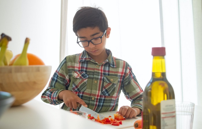 Comer juntos en familia y compartir momentos en la cocina con los niños Comer juntos en familia y colaborar en las tareas de la cocina