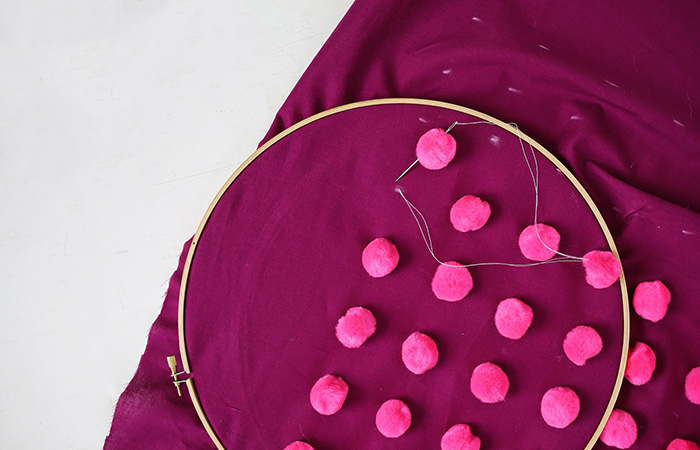 Cambia la imagen con unos pompones Adornos con pompones para el almohadón
