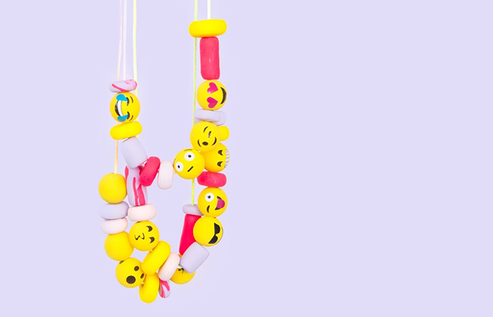 Haz tus collares de cuentas con caritas para el Día del emoji collares de caritas para el Día del emoji