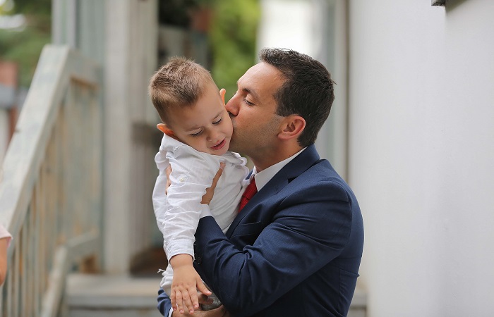 Padres sobreprotectores, un perjuicio para la autonomía de los niños Los padres sobreprotectores limitan la autonomía infantil