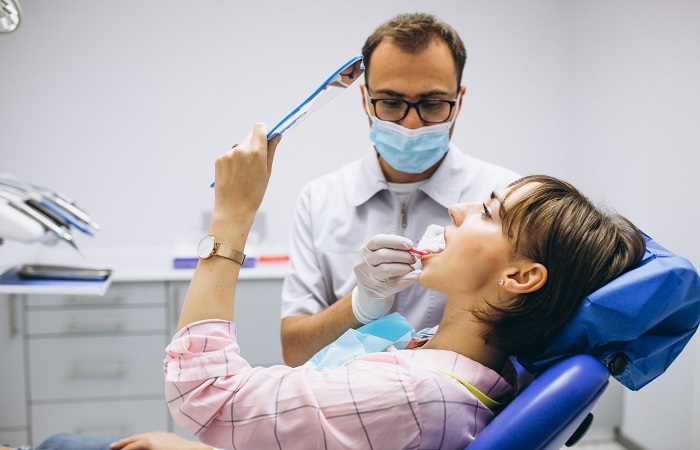 Perjuicios de procrastinar para la salud Mujer joven en el dentista. Procrastinar puede influir en la salud
