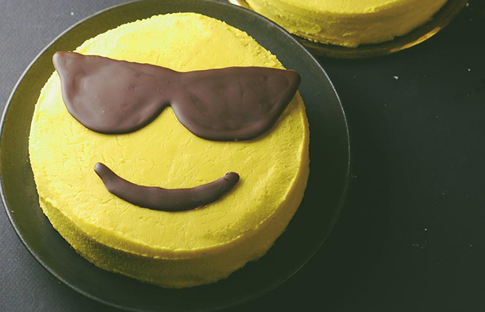 Tarta de emoji Tarta con la carita sonriente con gafas de sol