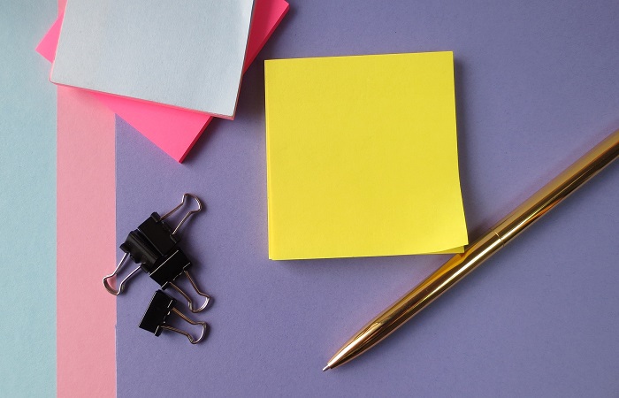post-it de varios colores