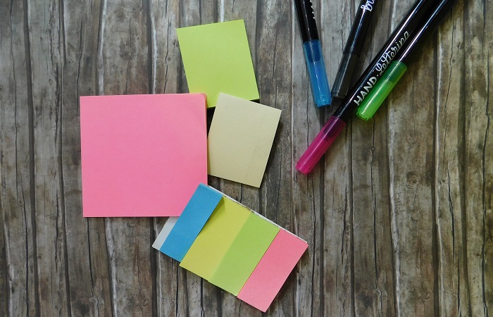 Materiales para llevar a cabo la Técnica del post-it Post-it y rotuladores de colores. Materiales necesarios para la Técnica del post-it