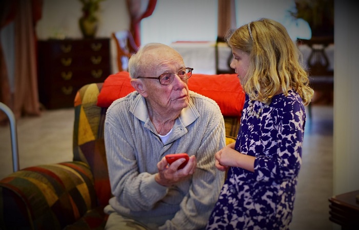 Comunicación positiva entre abuelos y nietos cosas que los abuelos nunca deberían hacer: hablar mal de los demás