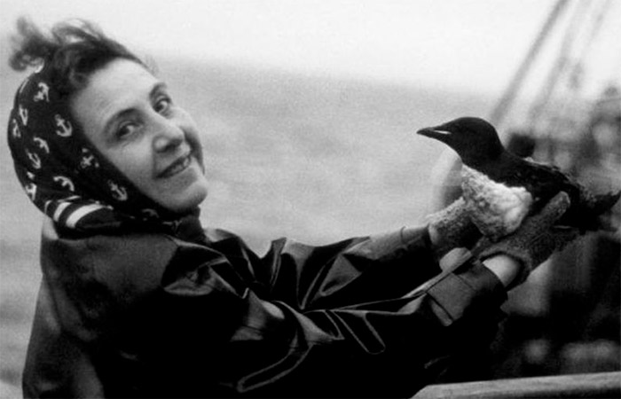 Anita Conti Anita Conti, en un barco y sujetando un ave