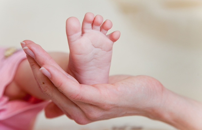 manos que calman reiki para dormir a los bebés