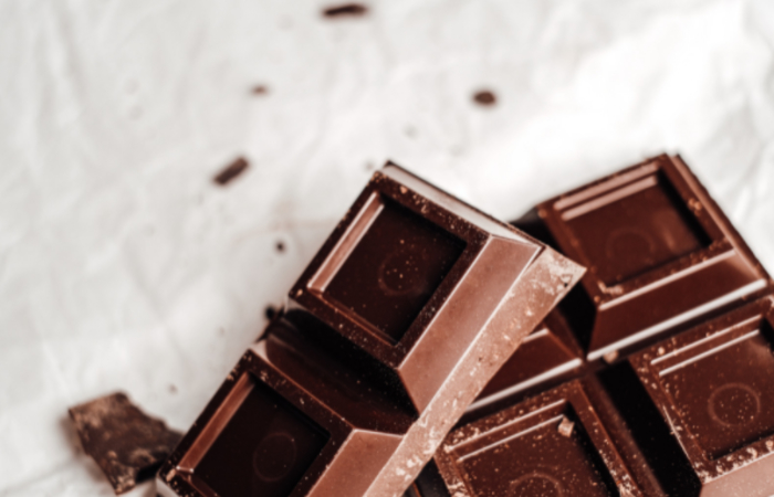 El chocolate negro con mucho cacao te hace sentir bien Onzas de chocolate negro. Alimentos que nos hacen felices