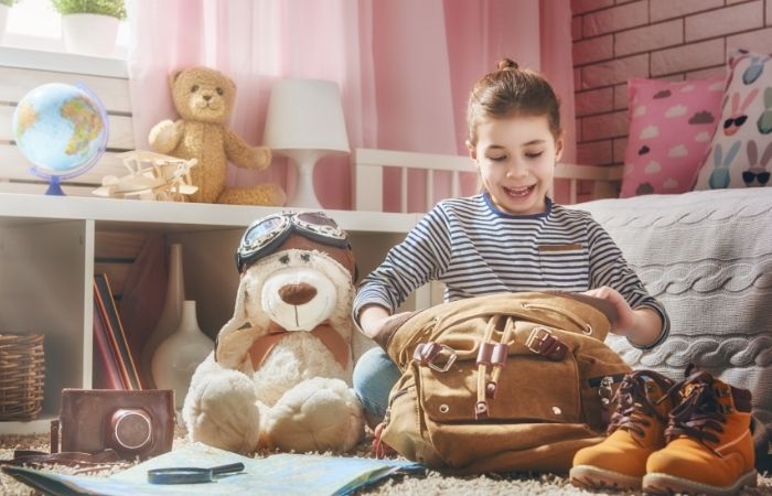 cápsula del tiempo Una niña preparando una cápsula de tiempo