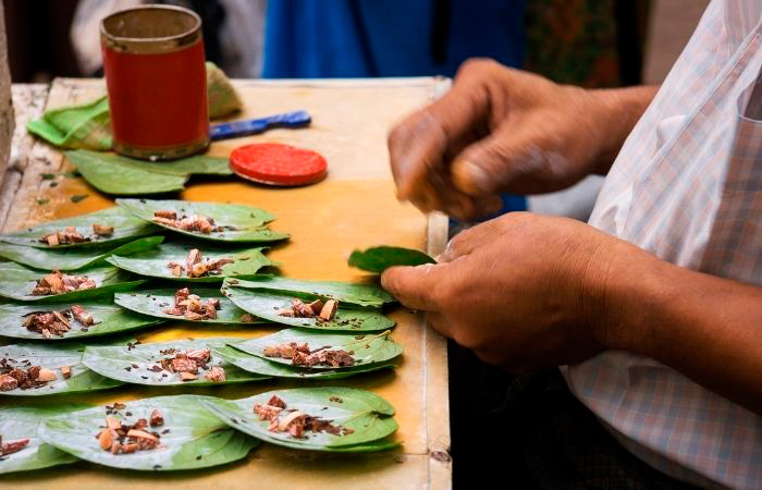 Puesto callejero de betel Preparando los rollitos de betel