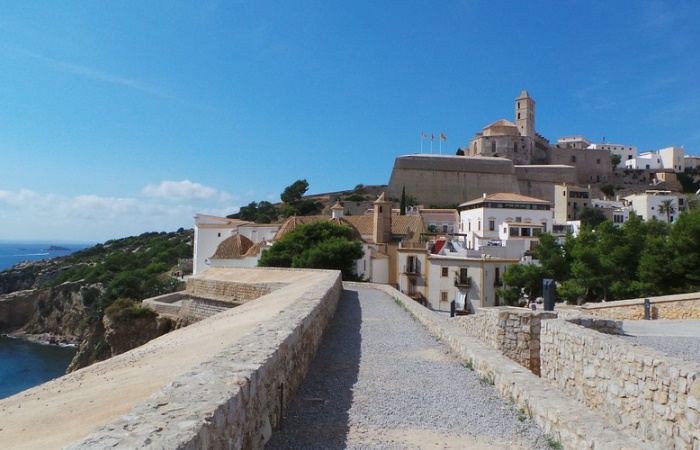 Ibiza tiene multitud de lugares de interés ciudades más antiguas de cada provincia: Ibiza