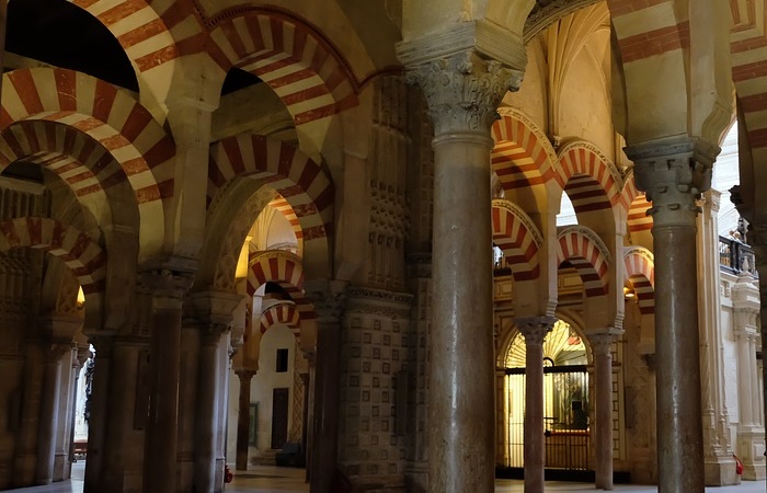 Interior de la mezquita-catedral de Córdoba Interior de la mezquita de Córdoba. Ciudades y barrios de España patrimonio de la humanidad