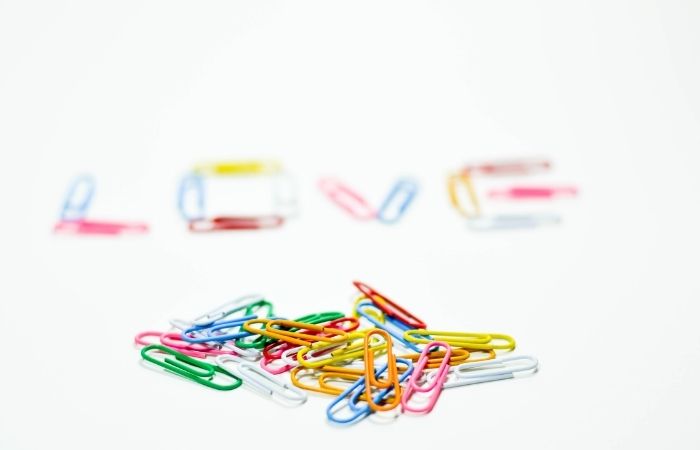 Hacer cadenas de clips Clips de colores. Ideas para entretener a los niños