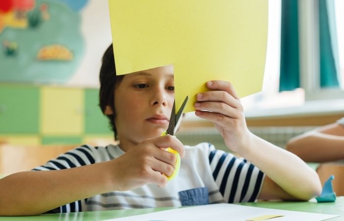 collage, una manualidad para pasar un buen rato Niños haciendo un collage