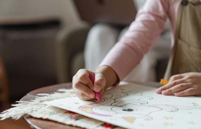 colorear siempre es divertido Niña coloreando dibujos