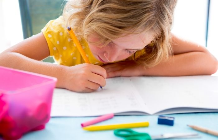 cuento hecho por un niño Niña escribiendo en un cuaderno