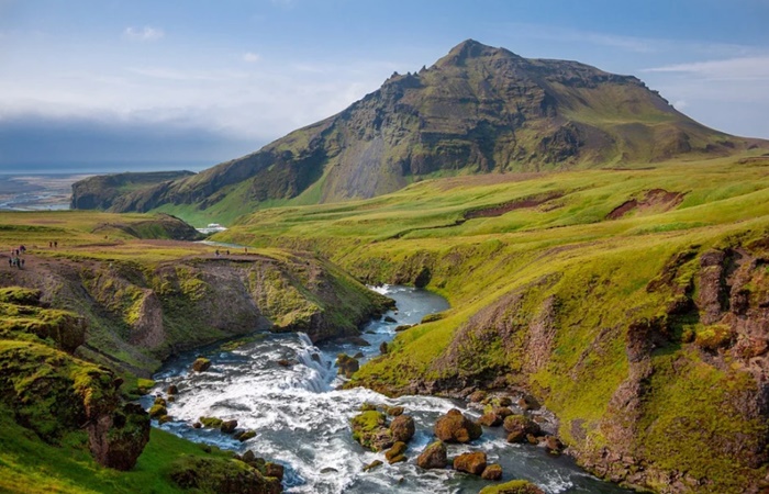 Naturaleza en Islandia, en todo su esplendor Paraje verde islandés cruzado por un río.