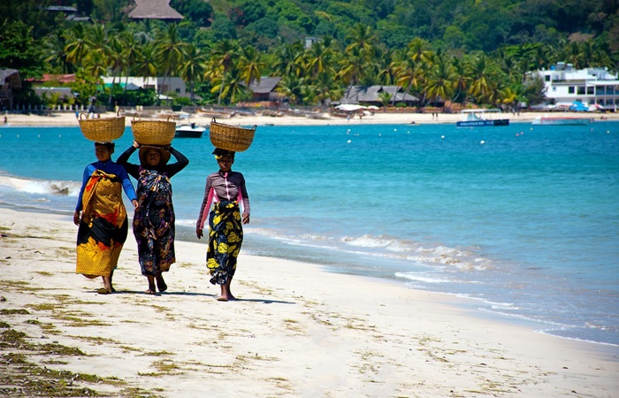 Lambas, las telas coloridas de las mujeres de Madagascar Mujeres vestidas con lambas