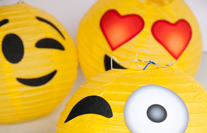 Decora la casa con emoticonos Linternas de papel para el Día del emoji