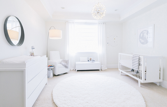 decoración integral en blanco Habitación de bebé decorada toda en blanco