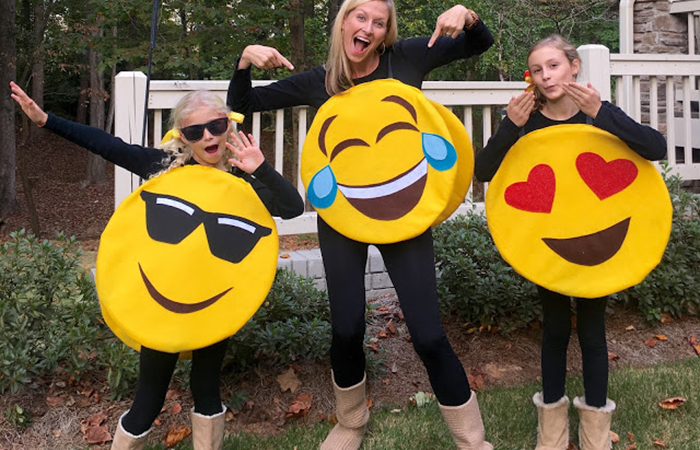 Disfraces de emoticonos para el Día del emoji madre e hijas disfrazadas de emoticonos