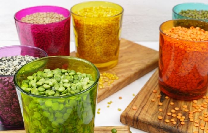 Mezclamos legumbres y los niños las separan legumbres y arroz en distintos vasos de colores