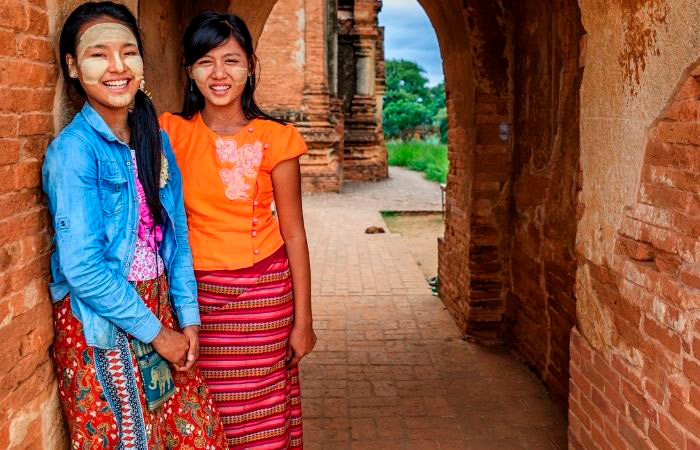 El longyi, pieza clave del vestuario birmano dos jóvenes con longyi, la vestimenta de Myanmar
