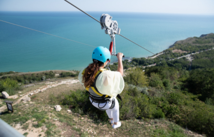 parques multiaventura con tirolinas Adolescente en tirolina