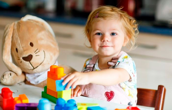 inteligencia emocional en edades tempranas. Niña juega contenta en una escuela infantil