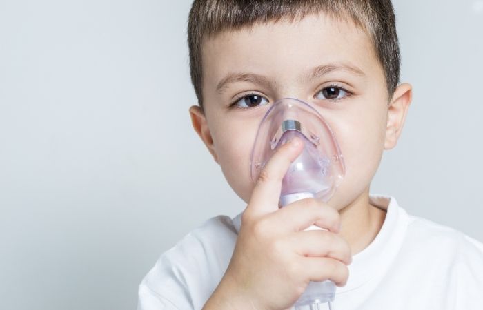 Niño con mascarilla para nebulizaciones Deja de respirar consejos