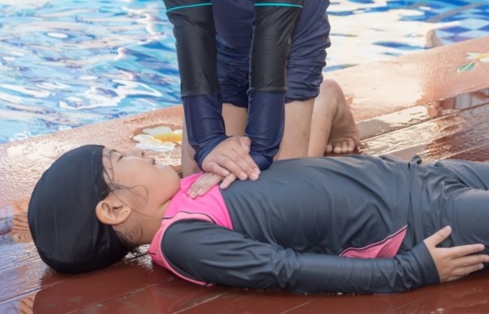 Dos niños practicando la reanimación cardiopulmonar Deja de respirar técnica de reanimación cardiopulmonar