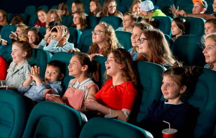 Sesión de cine para despedir el curso escolar niños en el cine. Planes para fin de curso