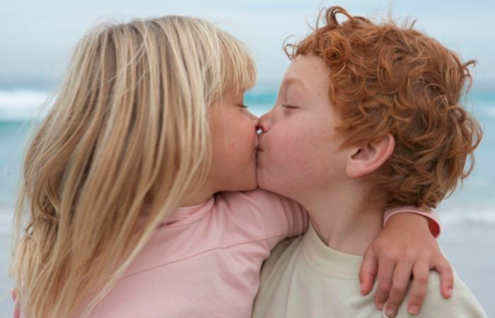 Los besos en la boca entre niños, un acto espontáneo sin importancia una niña y un niño se besan en la boca. Los besos en la boca entre niños no entrañan grandes preocupaciones
