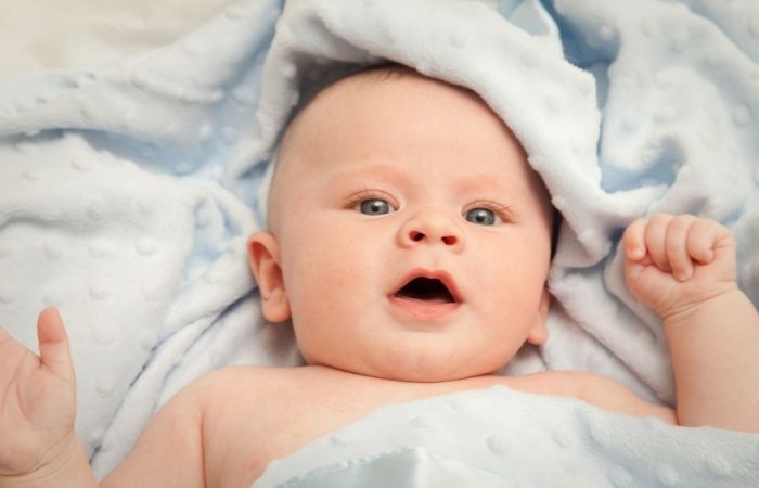 bebé sobre la cama Bebé tumbado