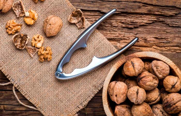 Bodegón de cuenco con nueces, uno de los alimentos que nos hace felices