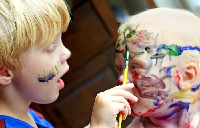 pintacaras Niños pintándose la cara