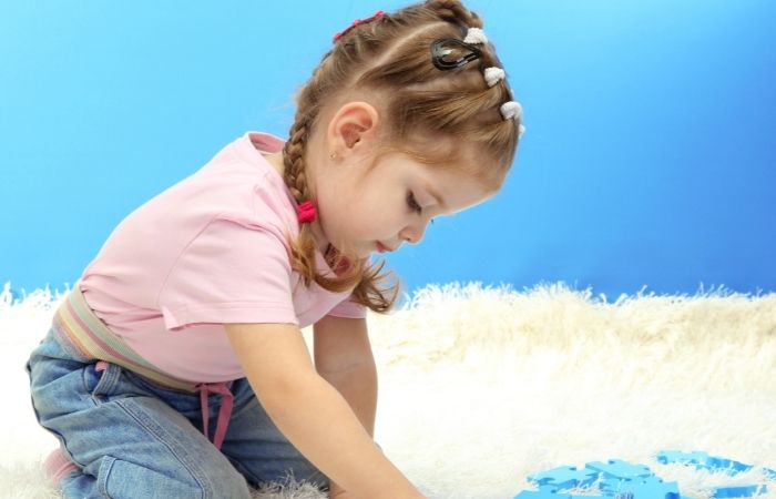 Hacer puzles aumenta su capacidad de concentración Niña haciendo un puzle. Ideas para entretener a los niños