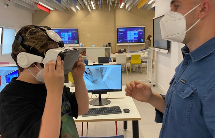 spacetechies2 Niño con tecnología de realidad virtual