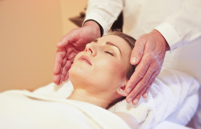 reiki para adultos, niños y bebés Mujer en sesión de reiki. reiki para dormir a los bebés y para adultos