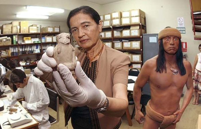 ruth shady Ruth Shady muestra una pieza de un pequeño busto indígena